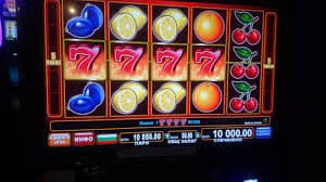 mm95 APP Android iOS မိုဘိုင်းဖုန်းဖြင့် Sportsbook Esports ကစားနေသောမြင်ကွင်း